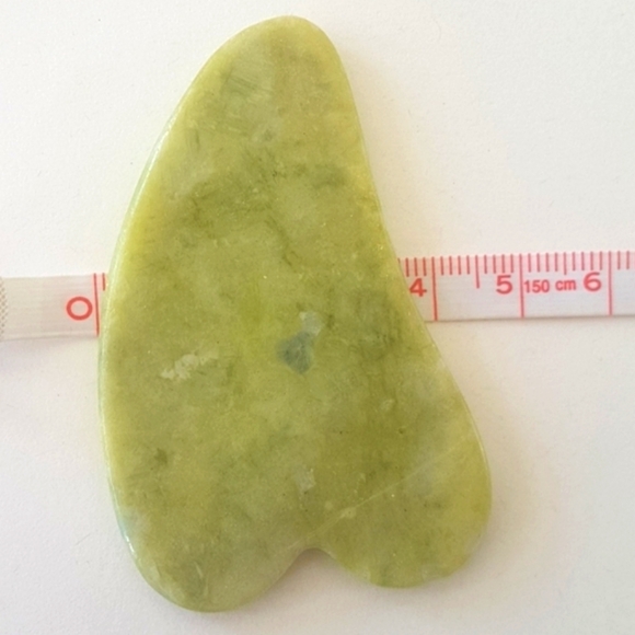 💆🏻‍♀️ Jade Gua Sha Face Stone - Picture 4 of 6